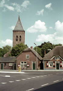 808190 Gezicht op de Broederschapshuisjes (Schoolstraat 1-3 en Dorpsstraat 1) te Vleuten (gemeente Vleuten-De Meern), ...